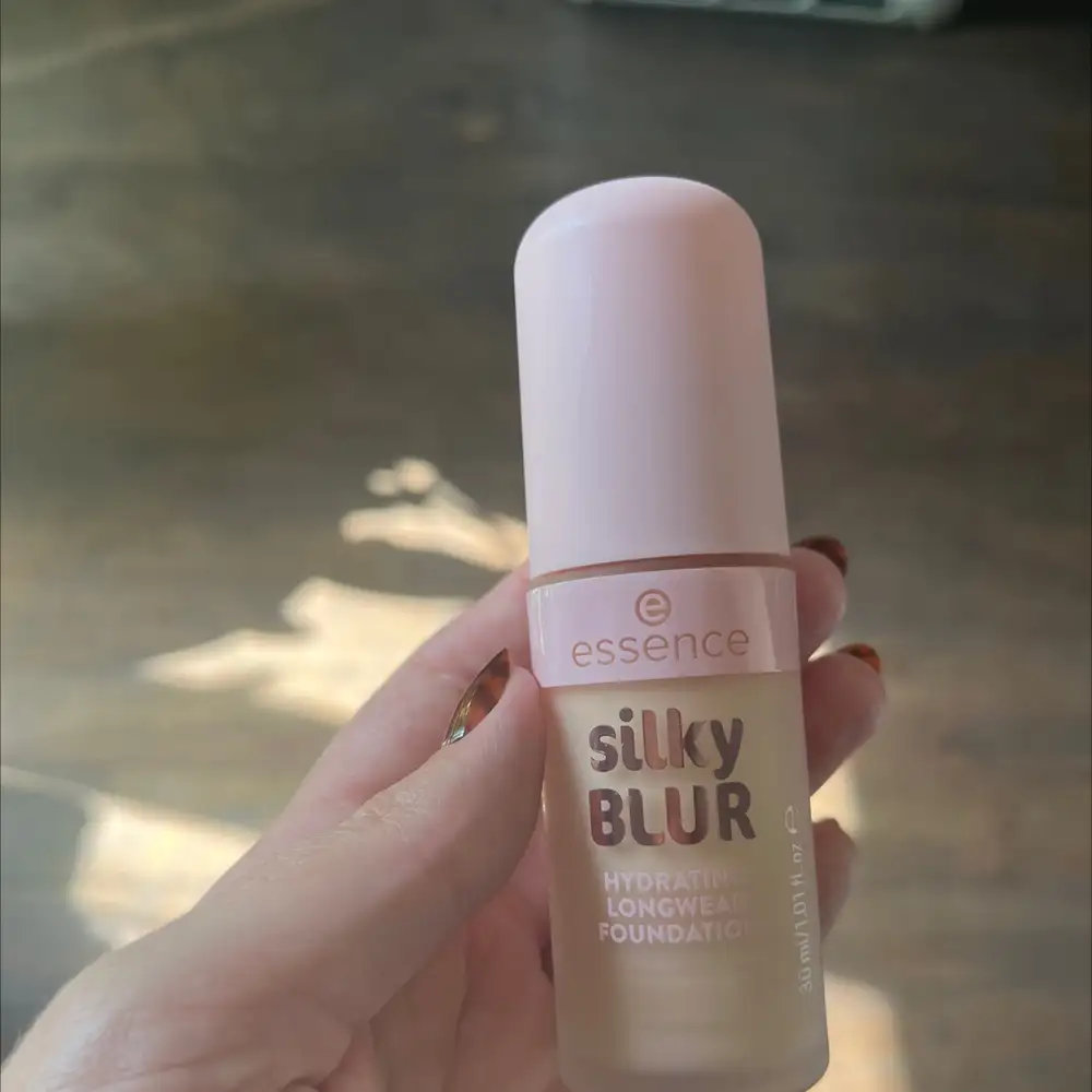 ESSENCE - Silky Blur - Hydrating longwear foundation