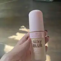 ESSENCE - Silky Blur - Hydrating longwear foundation