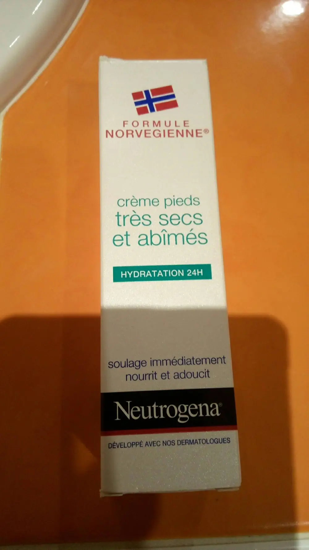 NEUTROGENA - Crème pieds très secs et abîmés - Hydratation 24h