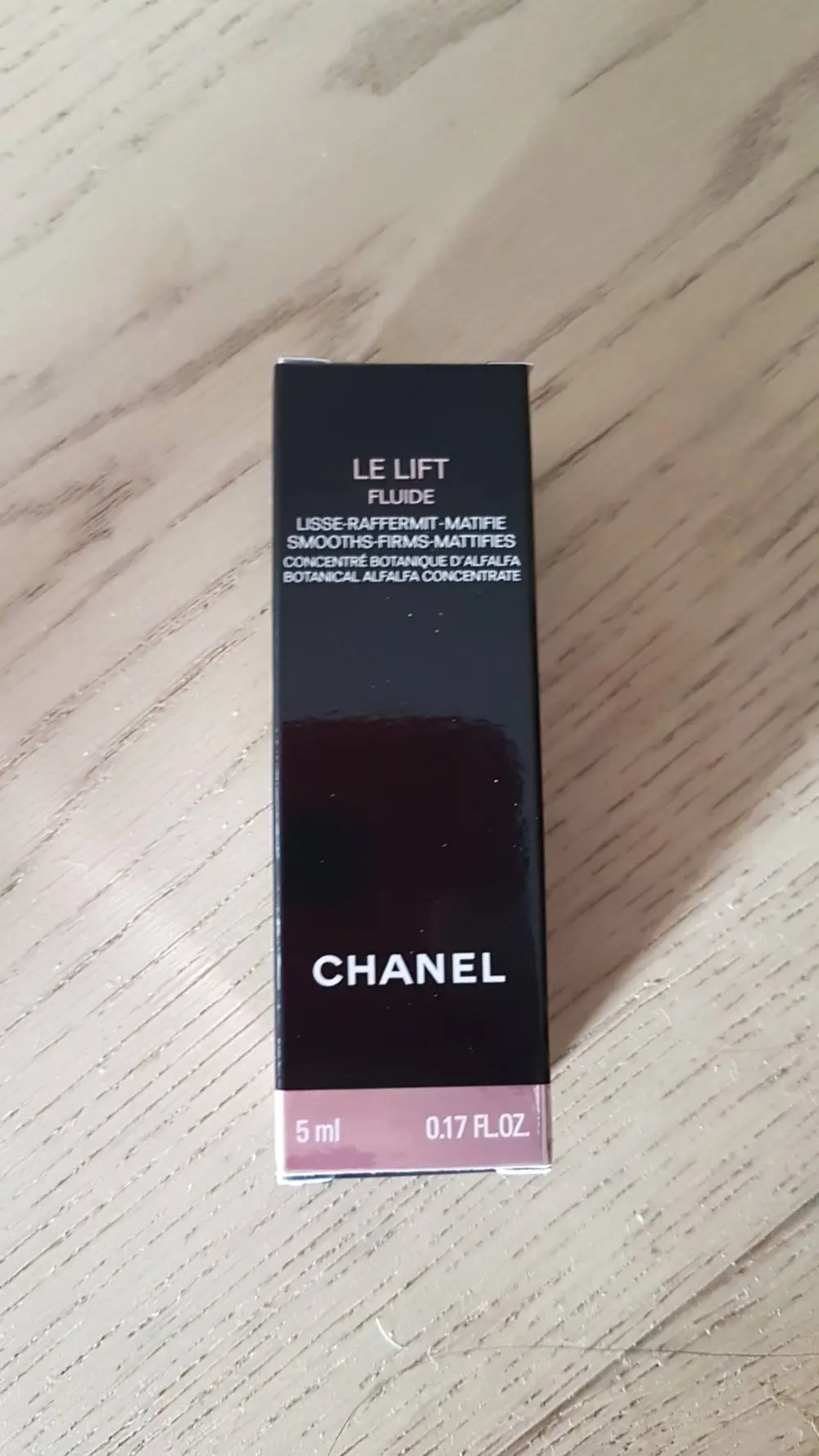 CHANEL - Le Lift fluide lisse raffermit matifie