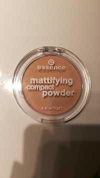 ESSENCE - Mattifying compact powder - 10 light beige