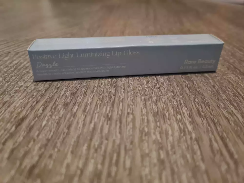 RARE BEAUTY - Dazzle - Positive light luminizing lip gloss