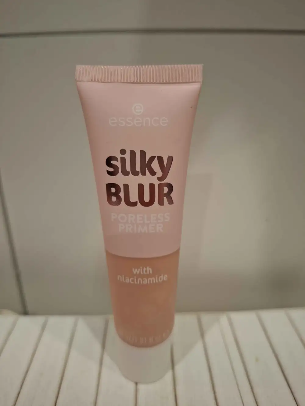 ESSENCE - Silky blur - Poreless primer with niacinamide