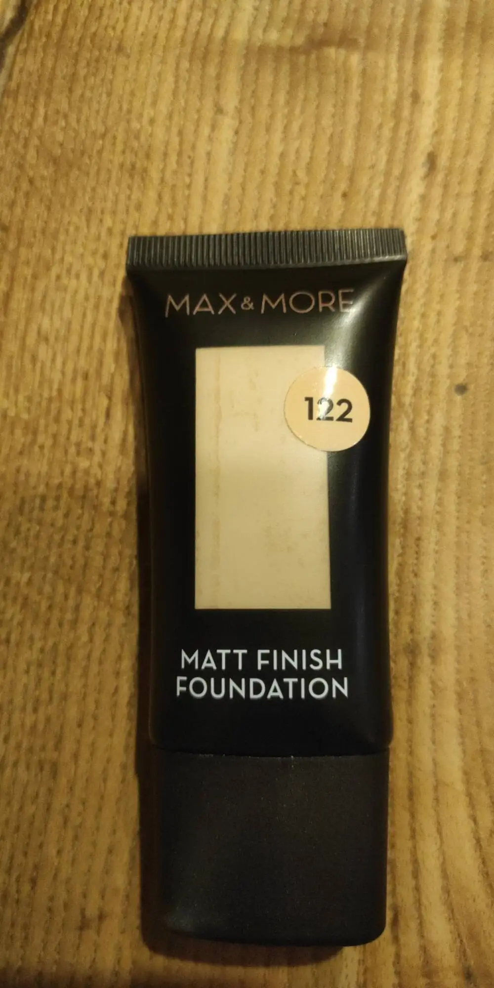 MAX & MORE - Matt finish foundation  122