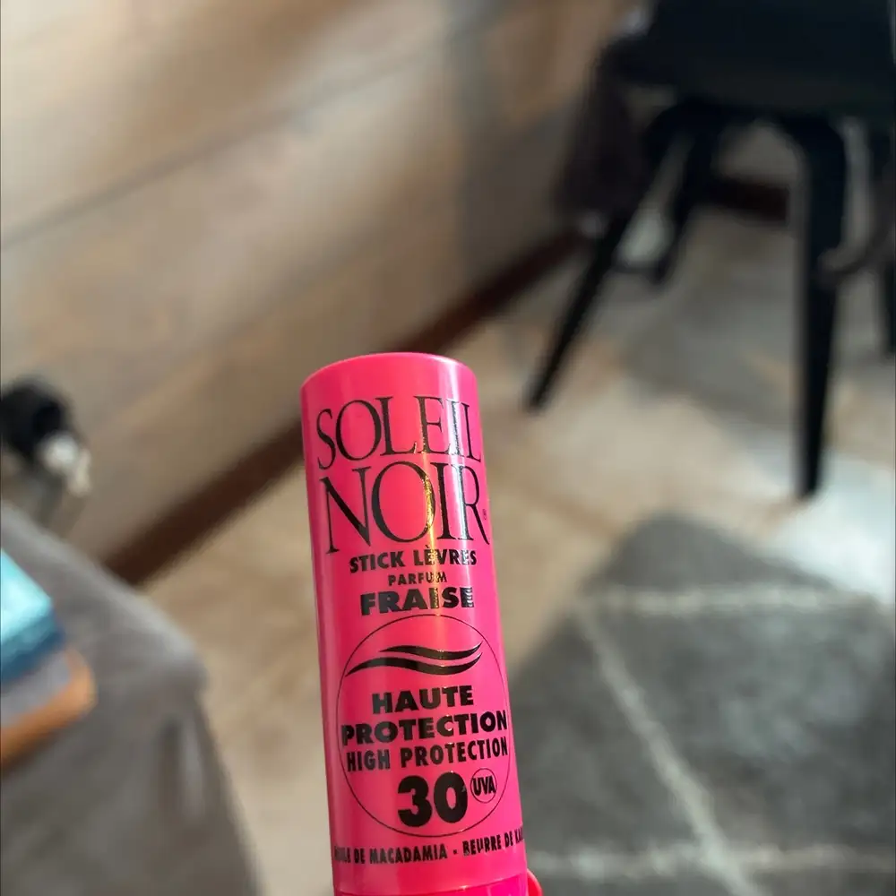 SOLEIL NOIR - Stick lèvres parfum fraise haute protection 30