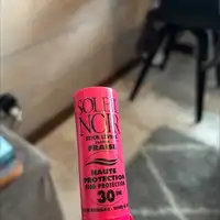 SOLEIL NOIR - Stick lèvres parfum fraise haute protection 30