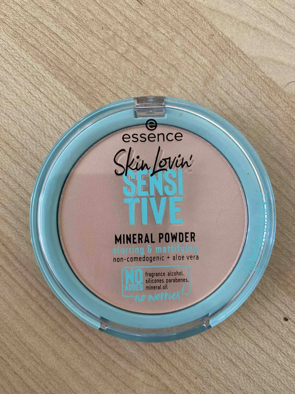 ESSENCE - Skin Lovin' Sensitive - Mineral powder 01 translucent