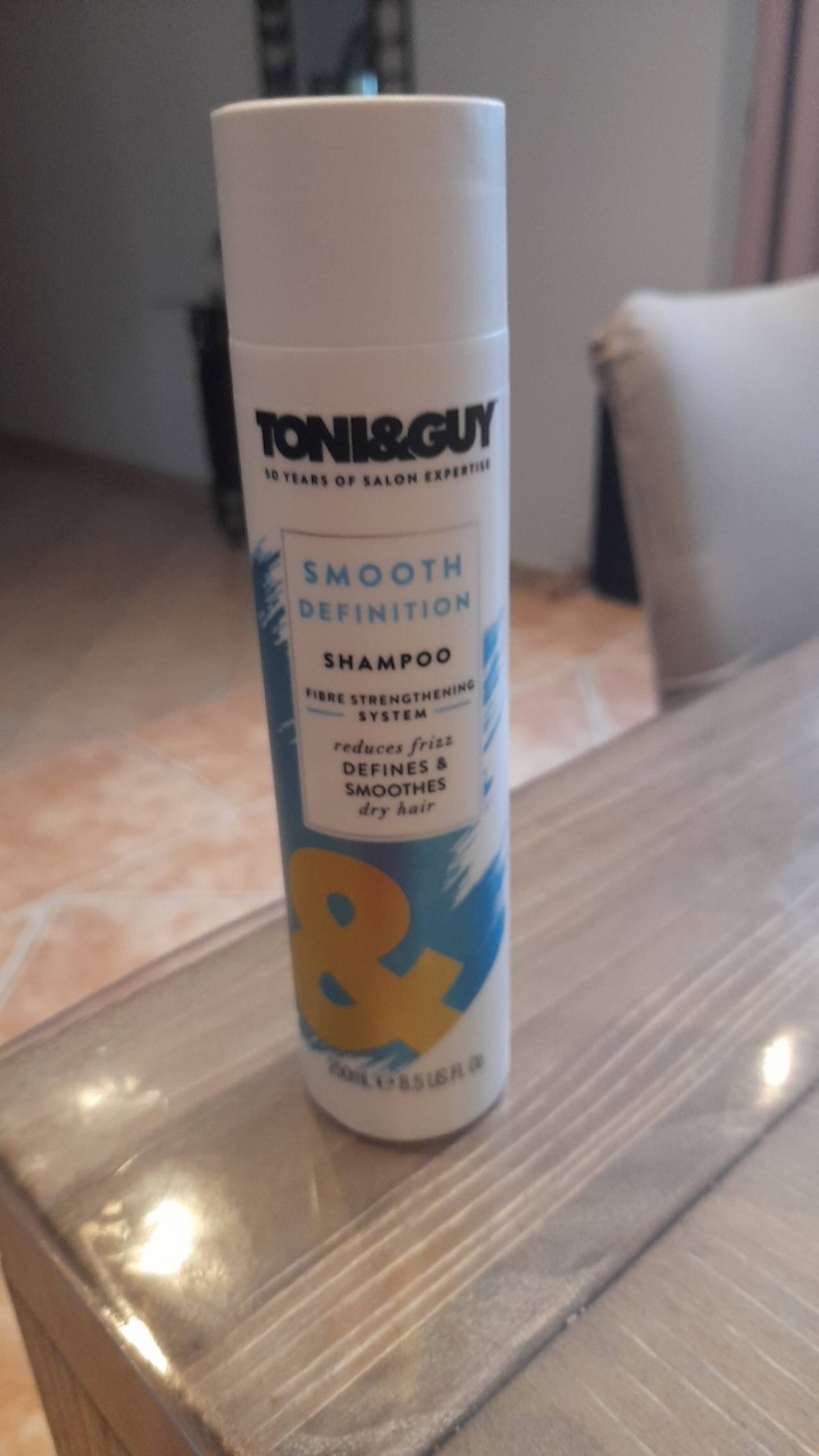 TONI & GUY - Smooth definition shampoo