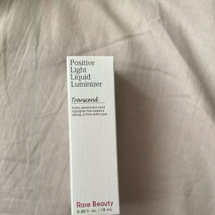 RARE BEAUTY - Positive light liquid luminizer