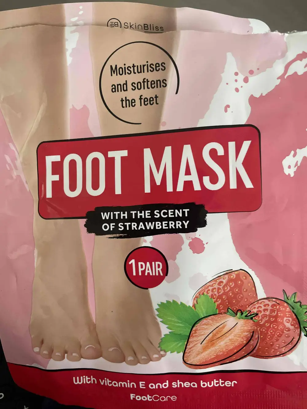 DAYES - Foot mask with the scent of strawberry