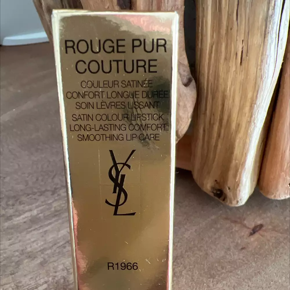YVES SAINT LAURENT - Rouge pur couture