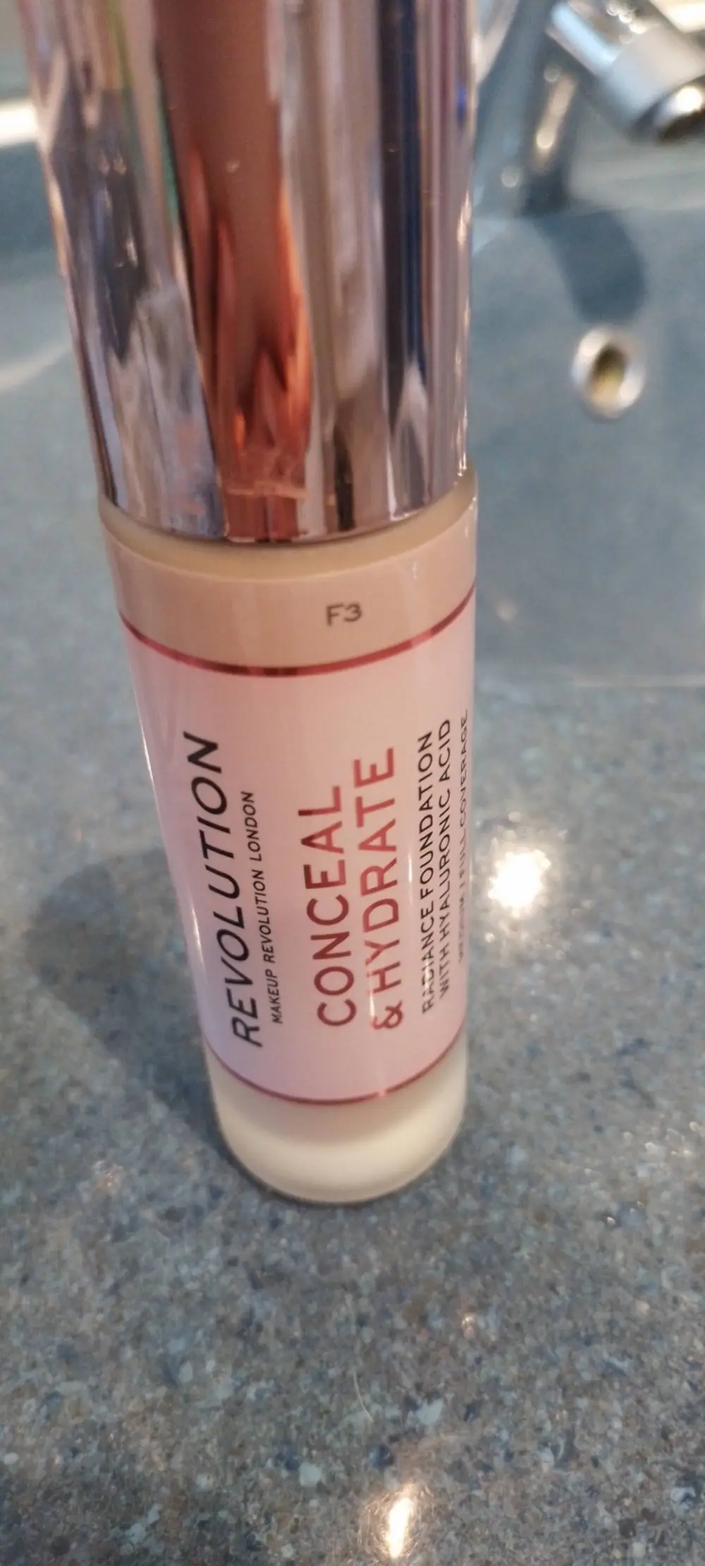 REVOLUTION MAKEUP LONDON - conceal & hydrate