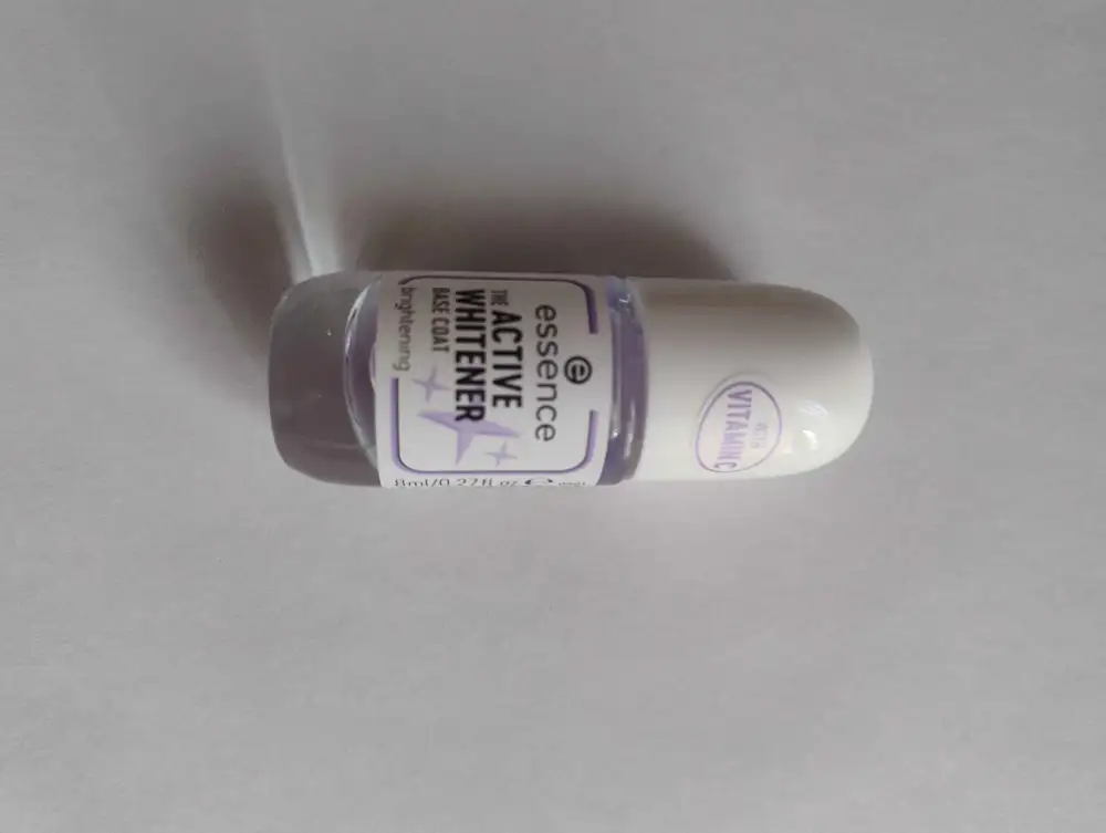 ESSENCE - The active whitener - Vernis blanchissant pour des ongles