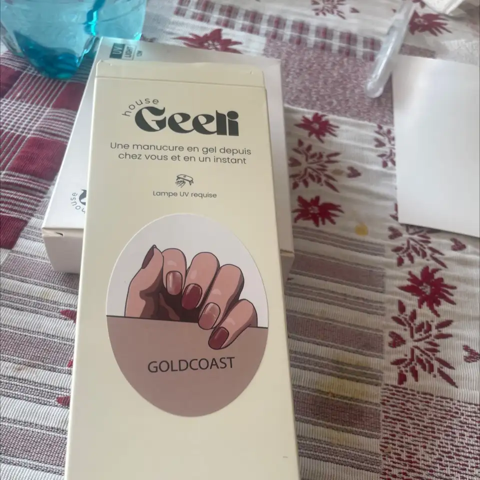 GEELI - Gold coas - Une manucure en gel