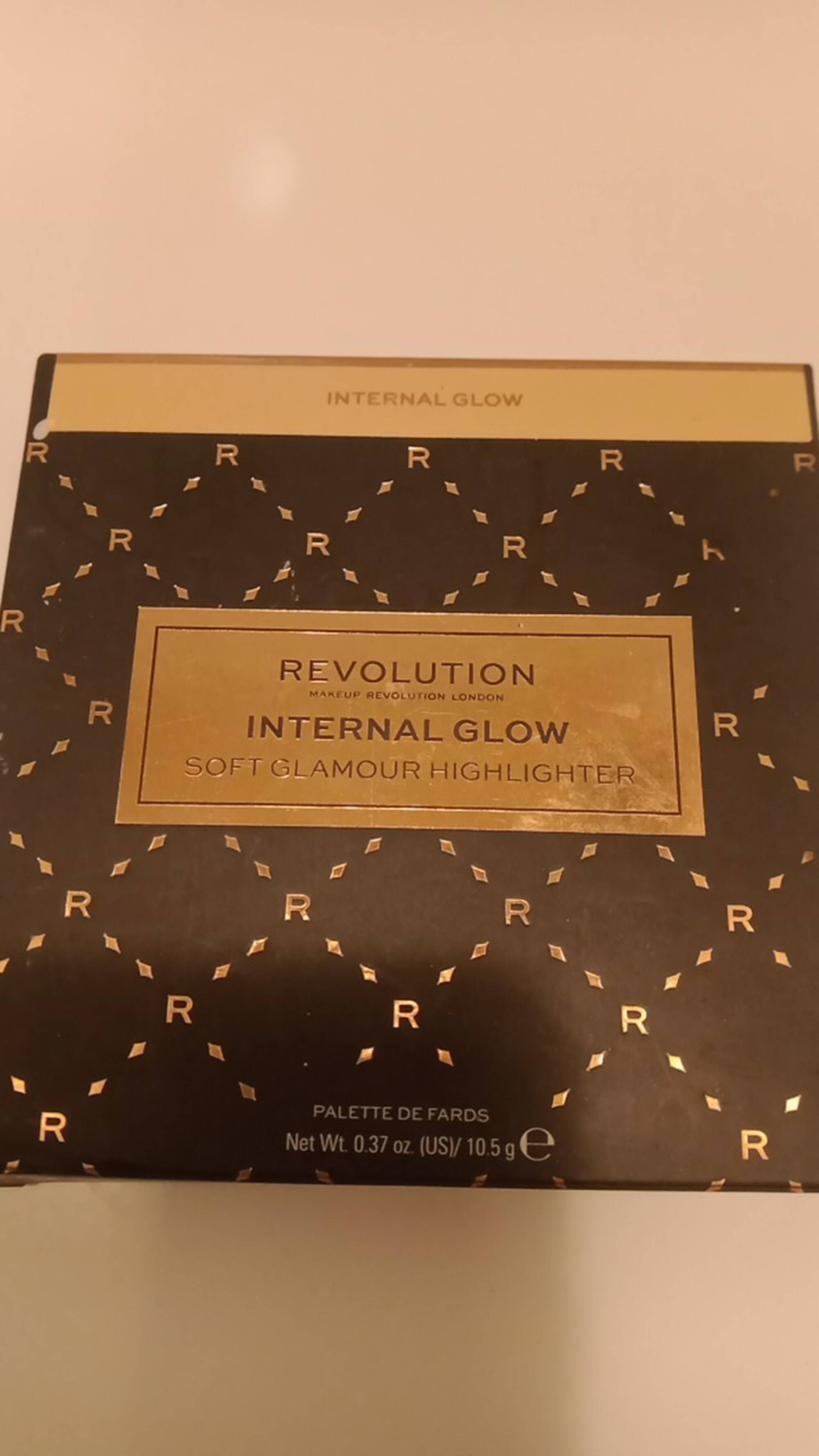 MAKEUP REVOLUTION - Internal glow - Soft glamour highlighter