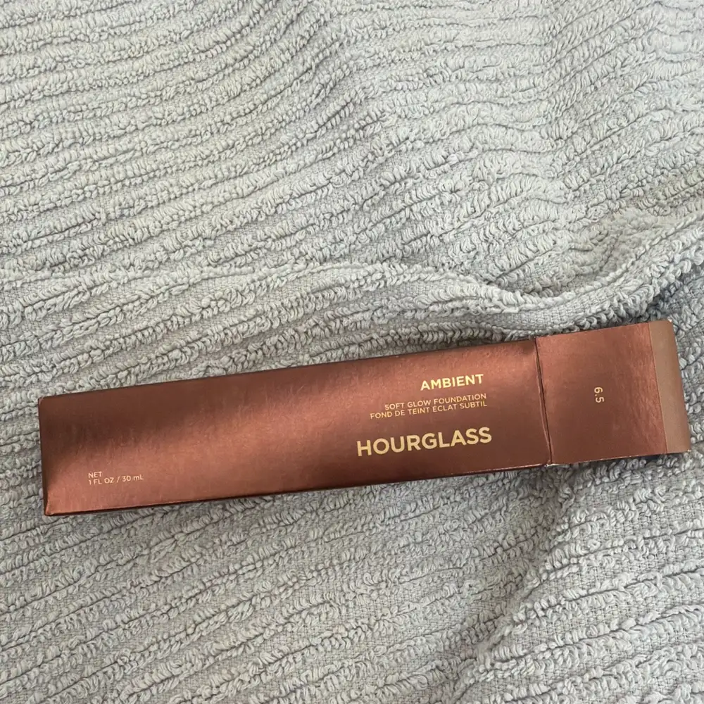 HOURGLASS - Ambient - Fond de teint éclat subtil 6.5