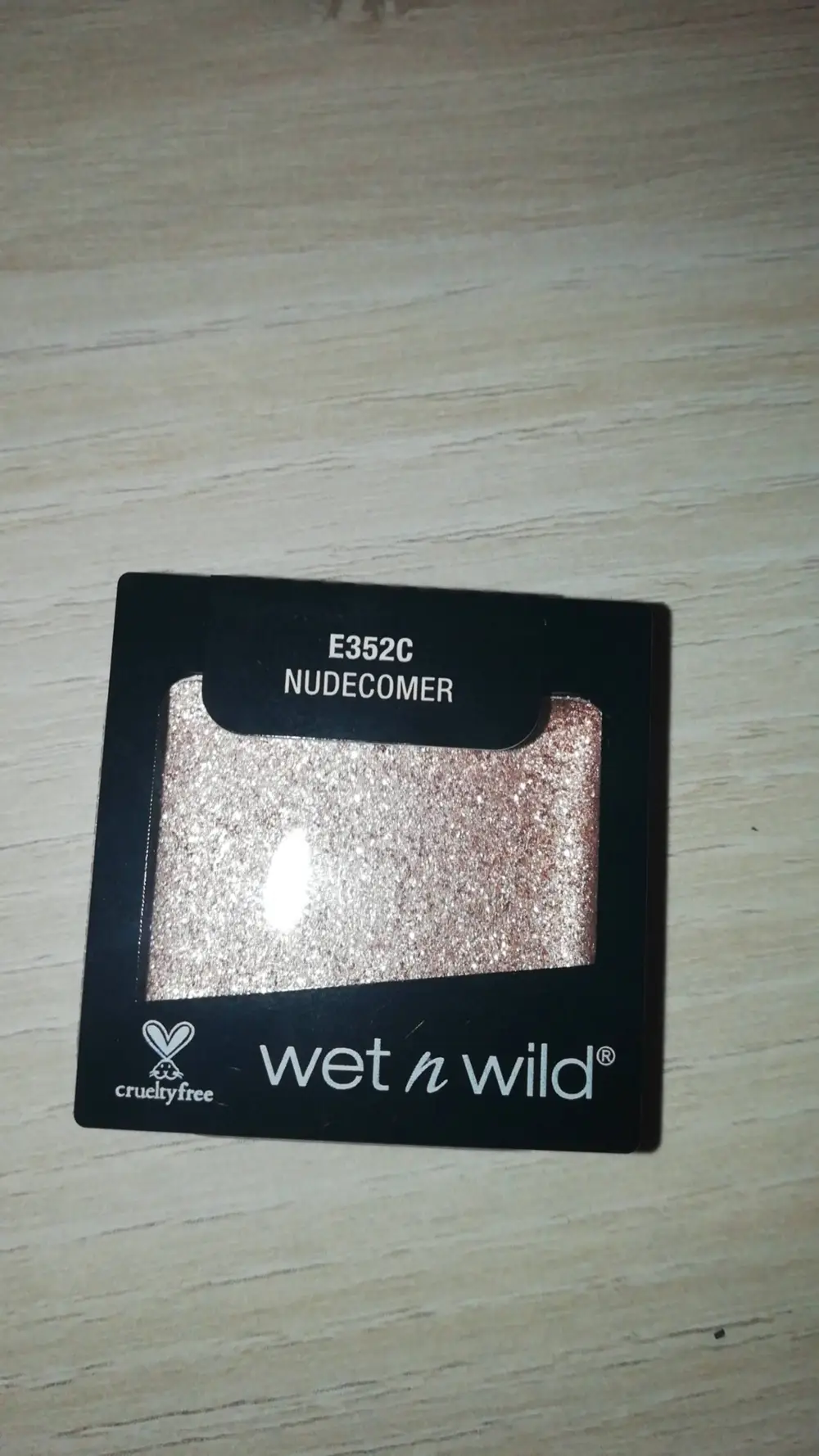 WET N WILD - Gold Glitter Eye shadow - Nudecomer