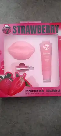 W7 - Strawberry - Lip protector balm and gloss away lip