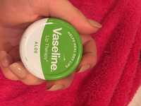 VASELINE - Lip therapy - Aloe Helps heal dry lips