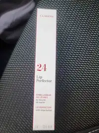 CLARINS - Embelliseur de lèvres au beurre de karité 24