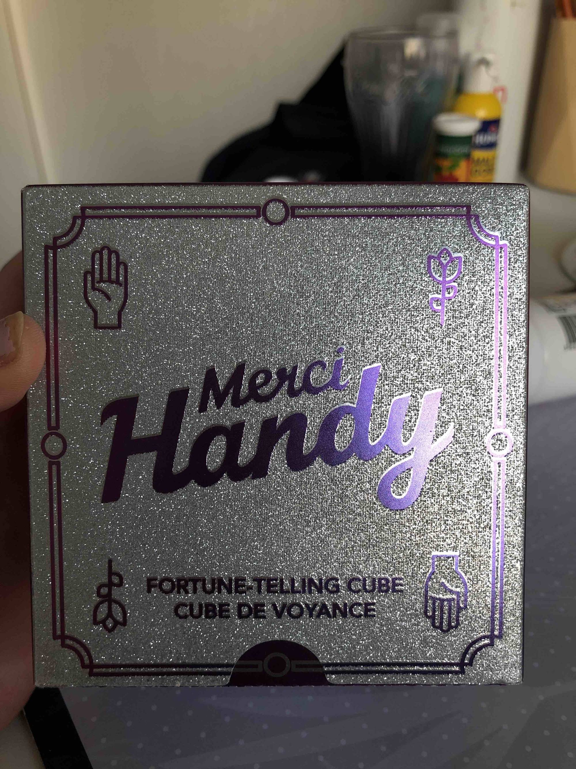 MERCY HANDY - Cube de voyance - Gel mains nettoyant + Crème mains et déodorant + 1 mini déodorant, clean Namaste, 1 jeu de cartes pré-découpées pour prédire l'avenir 
