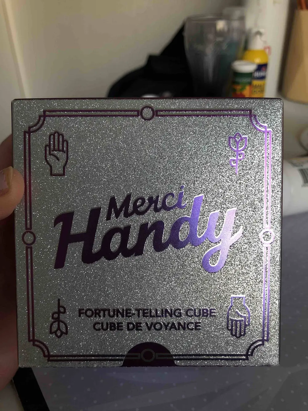 MERCY HANDY - Cube de voyance - Gel mains nettoyant + Crème mains et déodorant + 1 mini déodorant, clean Namaste, 1 jeu de cartes pré-découpées pour prédire l'avenir 