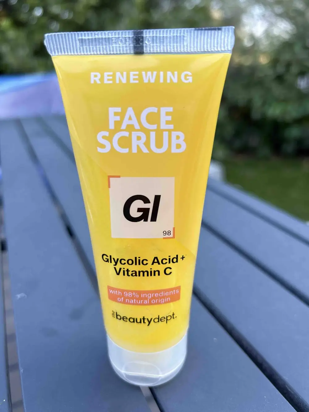 THE BEAUTY DEPT - Renewing face scrub